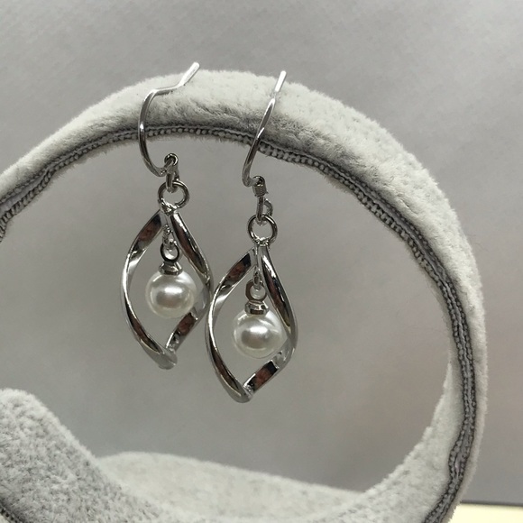 🌟 Sterling Silver Faux Pearl Drop Earrings - Picture 4 of 6
